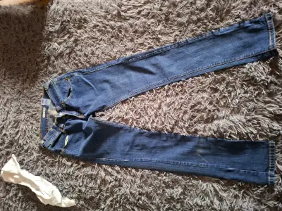 Jeans de mezclilla azul para mujer - miniatura 1