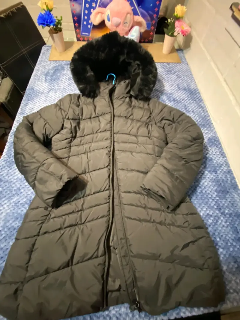 Chaqueta larga ase cintura es acolchada, con capuc
