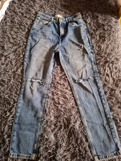 Jeans de mezclilla con roturas para mujer - miniatura 1