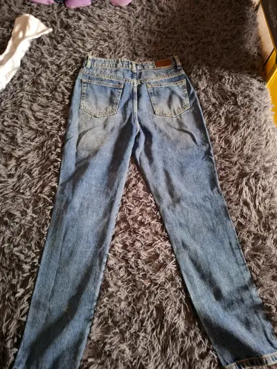 Jeans de mezclilla con roturas para mujer - miniatura 2