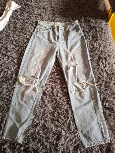 Jeans de mezclilla desgastados para mujer - miniatura 1