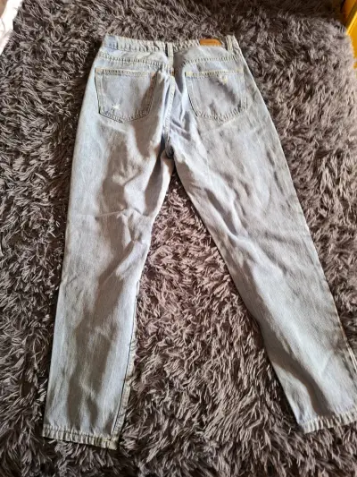 Jeans de mezclilla desgastados para mujer - miniatura 2