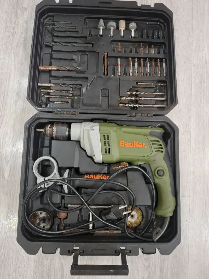Taladro percutor Bauker con accesorios en maletín - 1