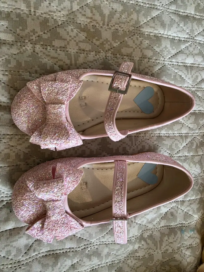 Zapatos de niña rosados con brillo y moño