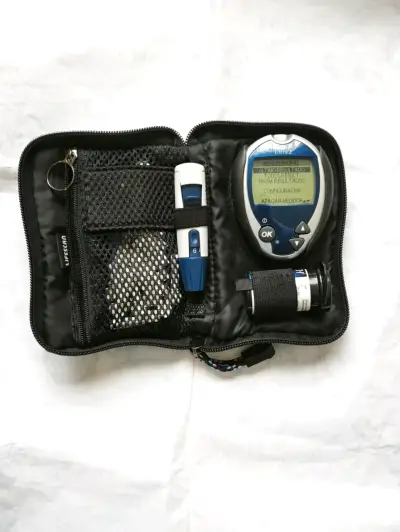 Glucómetro OneTouch Ultra2 con estuche y accesorios - miniatura 1