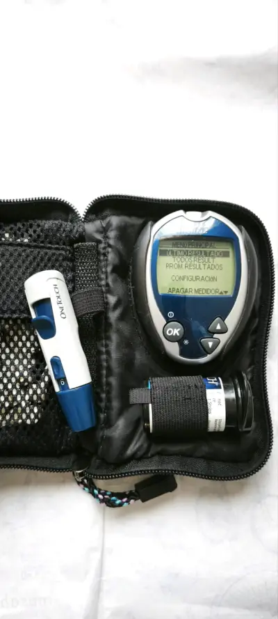 Glucómetro OneTouch Ultra2 con estuche y accesorios - miniatura 2