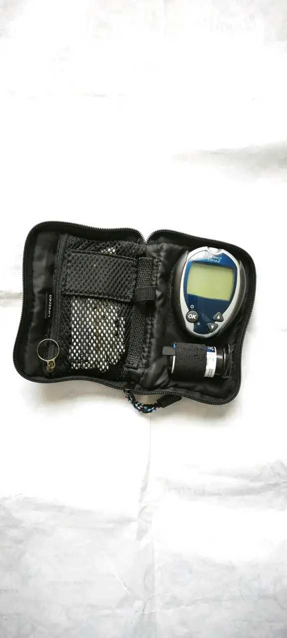 Glucómetro OneTouch Ultra2 con estuche y accesorios - 3