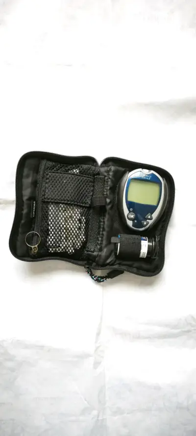 Glucómetro OneTouch Ultra2 con estuche y accesorios - miniatura 3