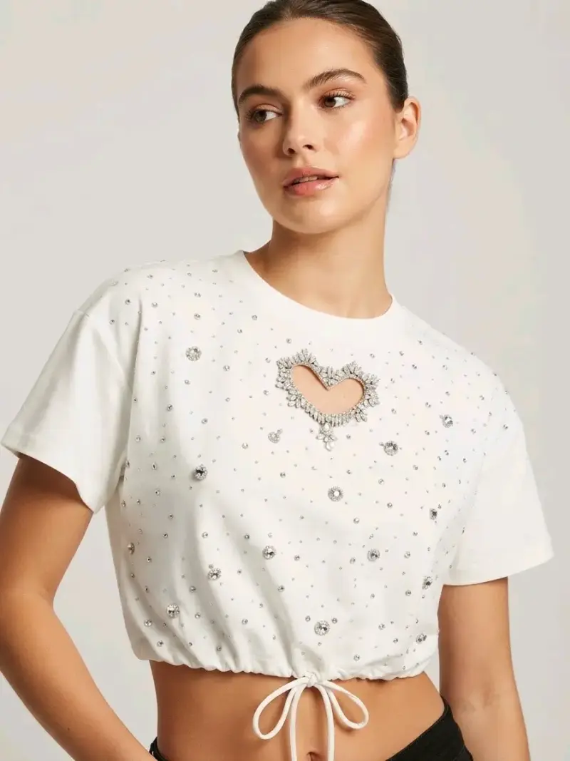 Polera Blanca con Detalles de Cristales y Corazón