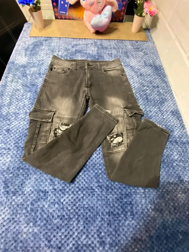 Pantalones cargo grises con diseño desgastado