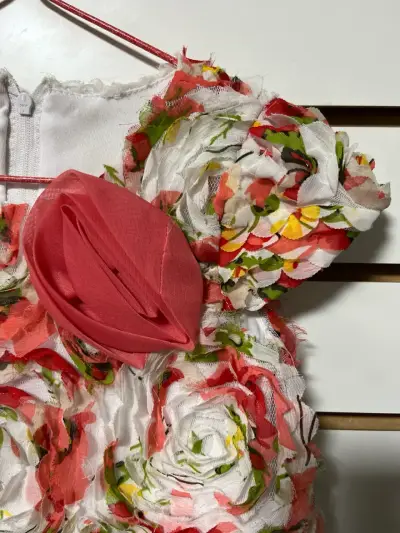 Vestido de bebé con diseño floral en relieve - miniatura 3