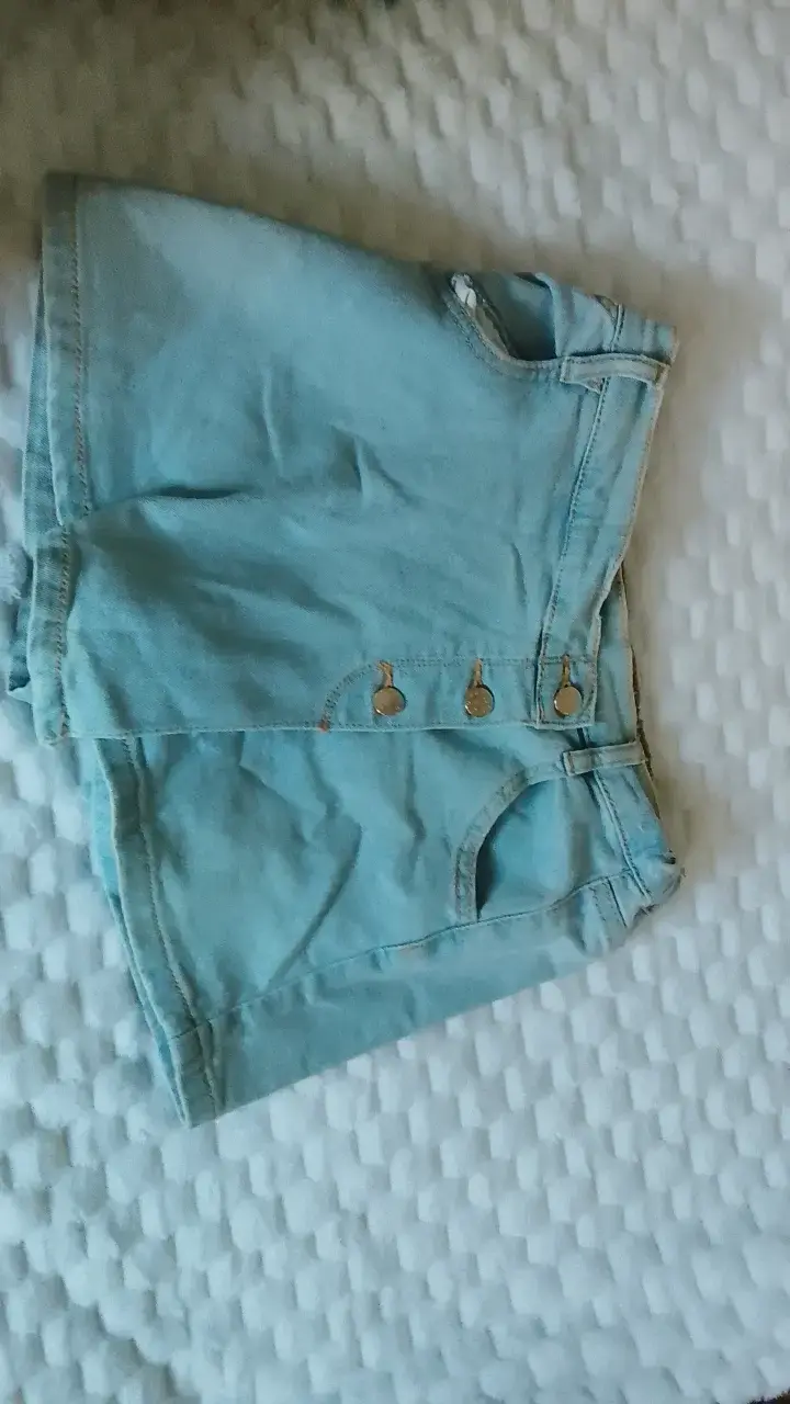Falda de mezclilla azul con detalles de encaje - 1