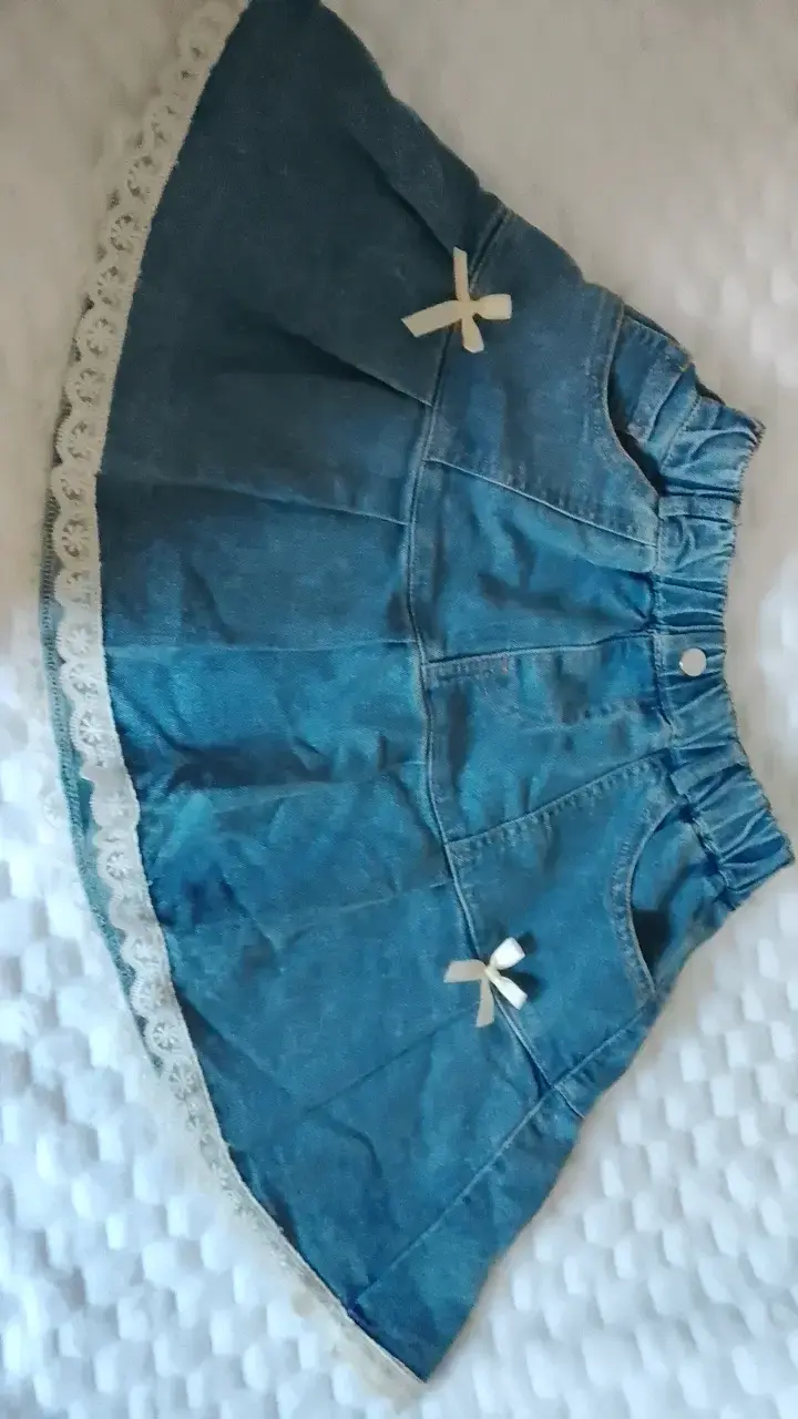 Falda de mezclilla azul con detalles de encaje - 3