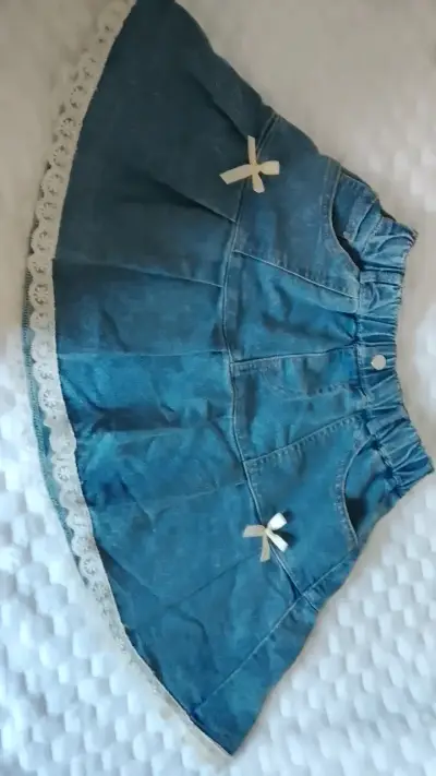 Falda de mezclilla azul con detalles de encaje - miniatura 3