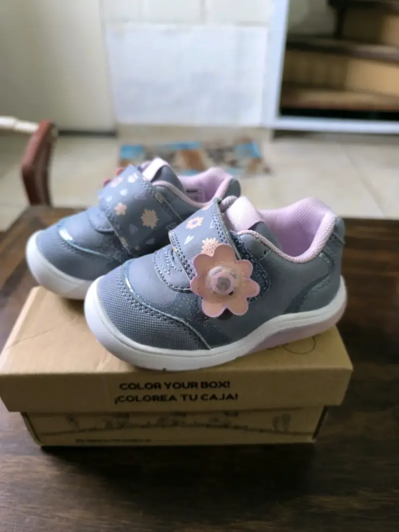 Zapatillas para niña con luces y diseño floral - 2