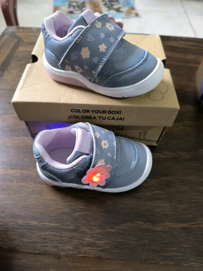 Zapatillas para niña con luces y diseño floral - 3