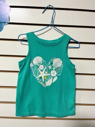 Polera sin mangas verde con diseño de corazón - miniatura 1