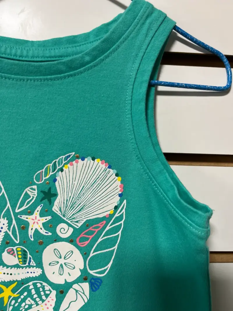 Polera sin mangas verde con diseño de corazón - 2