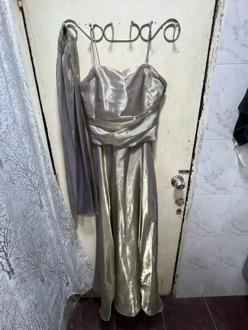 Vestido de fiesta largo dorado con tirantes - 1