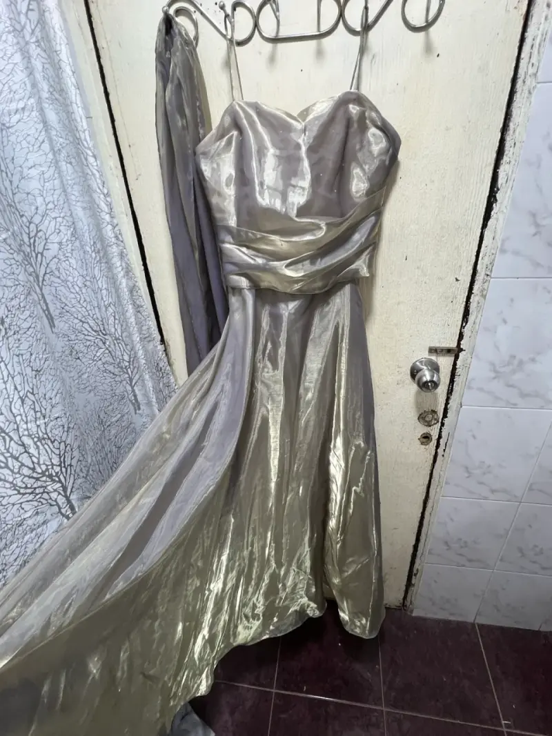 Vestido de fiesta largo dorado con tirantes - 2