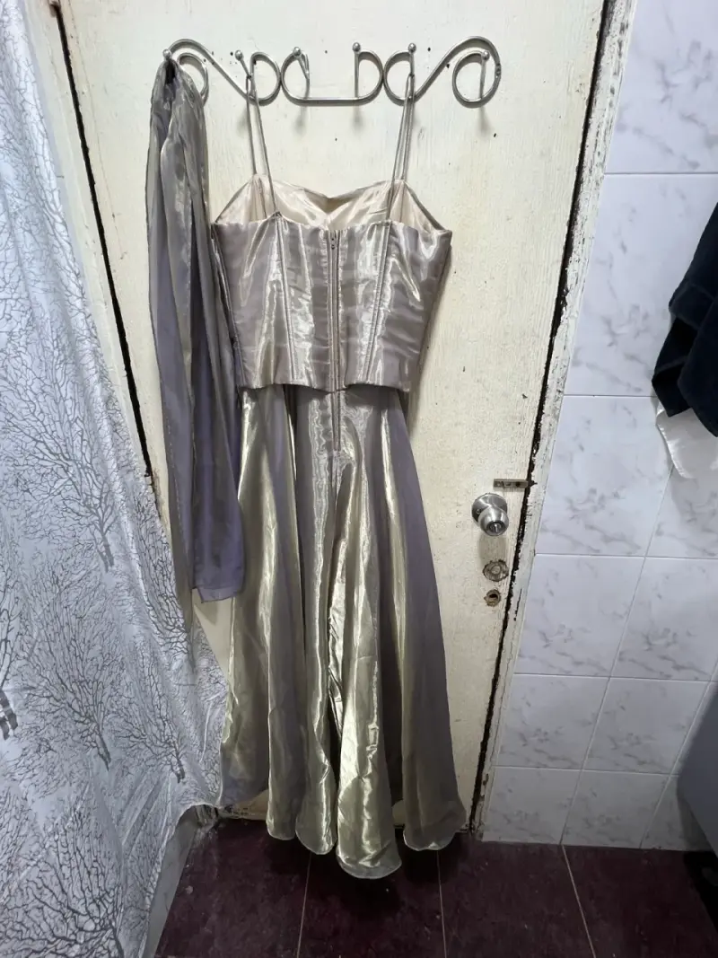 Vestido de fiesta largo dorado con tirantes - 3