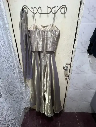 Vestido de fiesta largo dorado con tirantes - miniatura 3