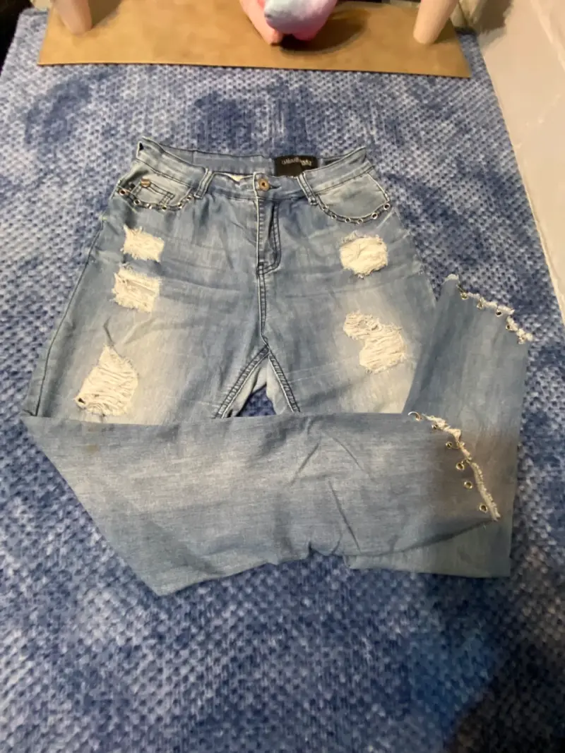 Jeans de mujer desgastados con cadenas - 1