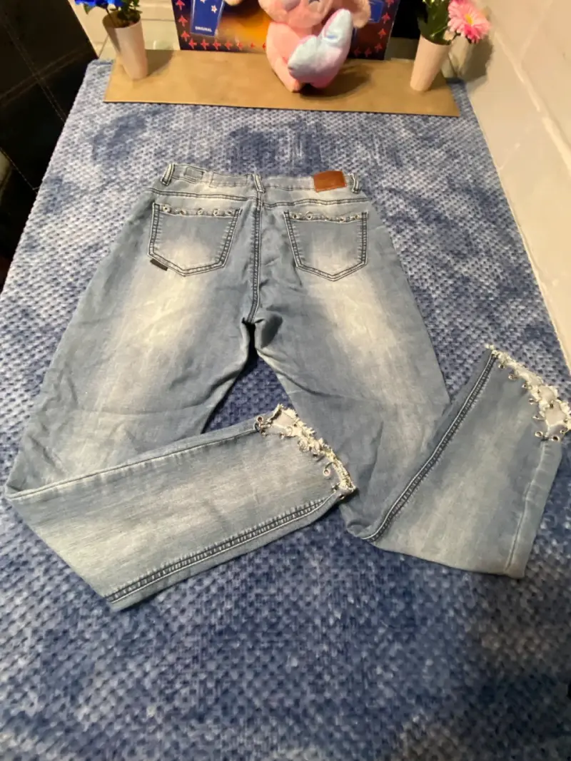 Jeans de mujer desgastados con cadenas - 2