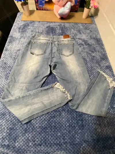 Jeans de mujer desgastados con cadenas - miniatura 2