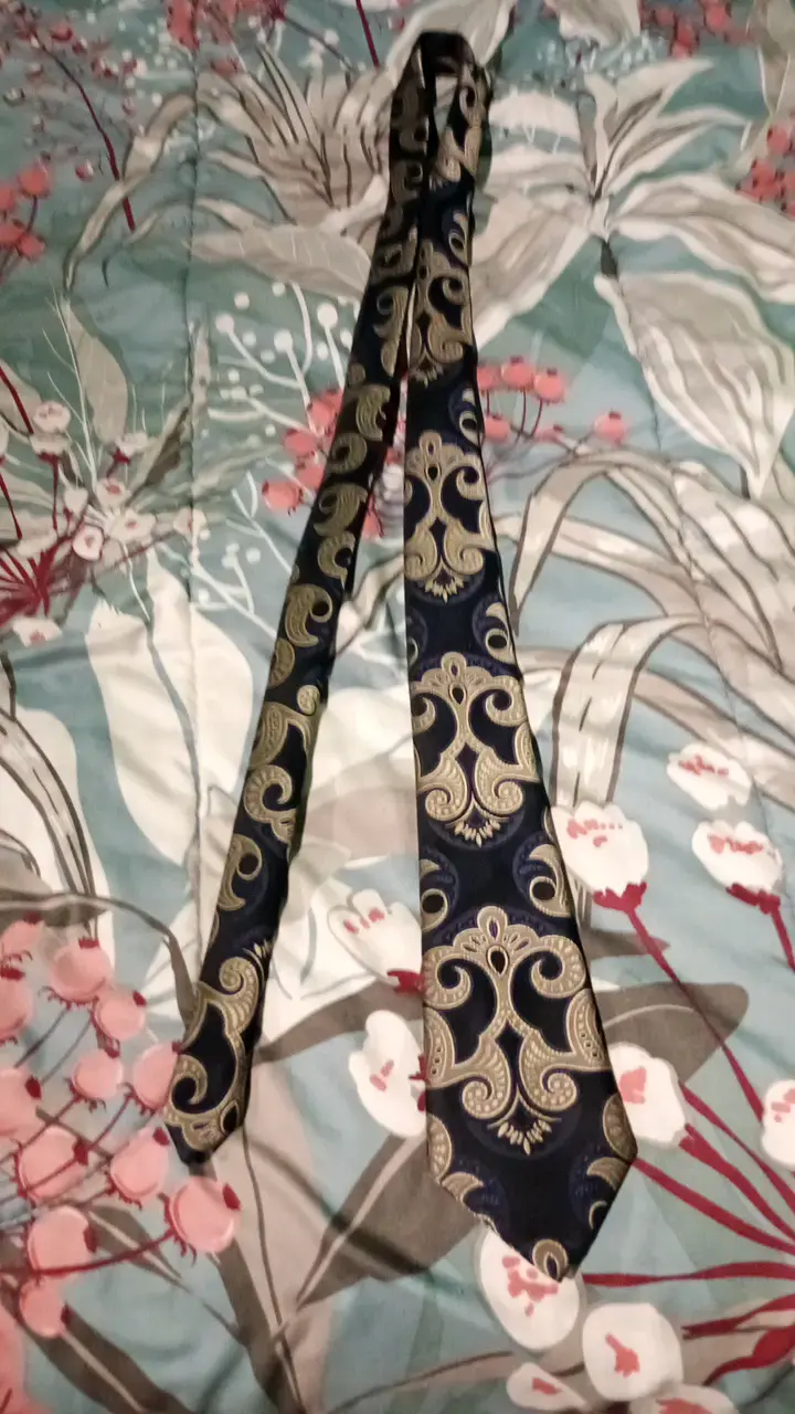 Corbata elegante azul con diseño dorado - 1