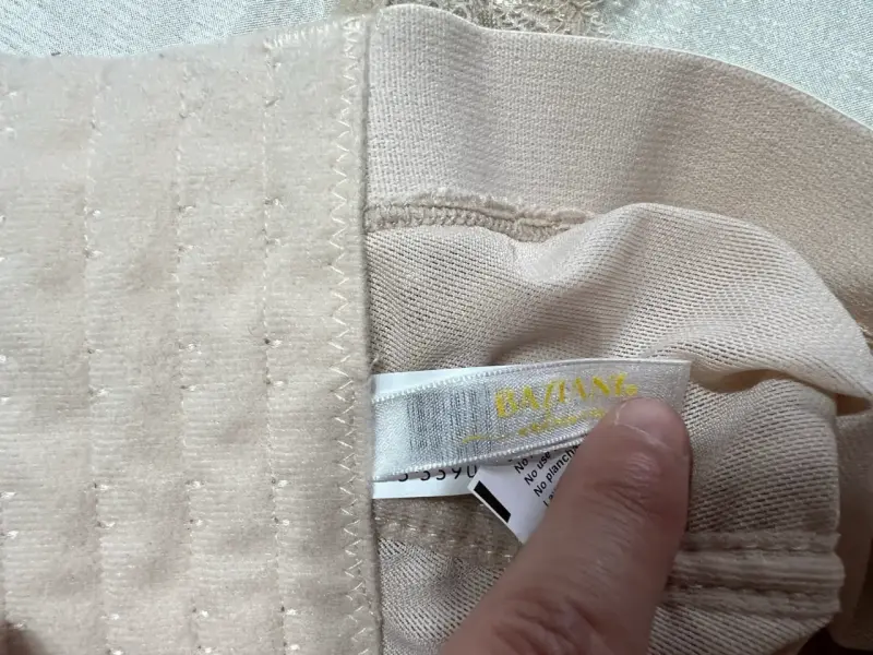 Sostén de encaje beige y negro para mujer - 2