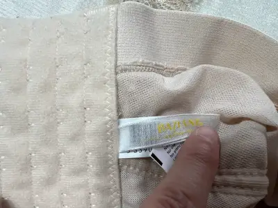 Sostén de encaje beige y negro para mujer - miniatura 2