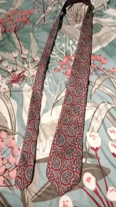 Corbata elegante azul con diseño dorado - miniatura 1