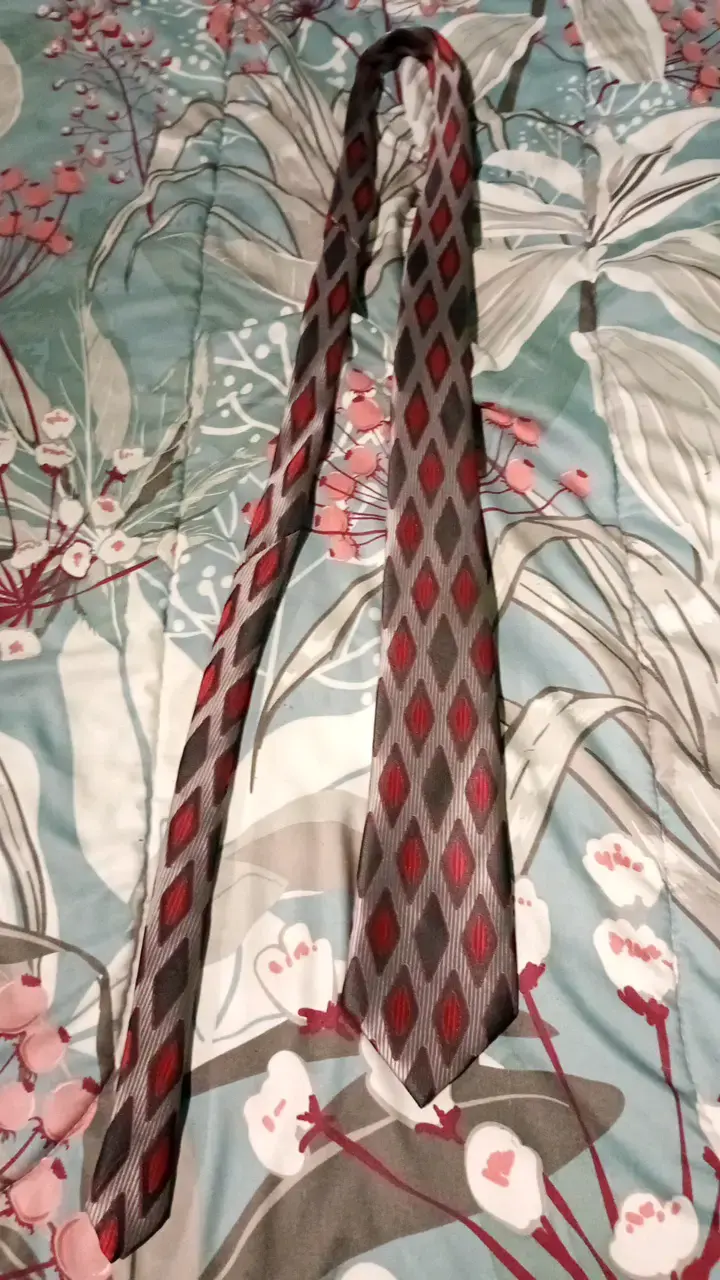 Corbata de seda gris con diseño geométrico - 1