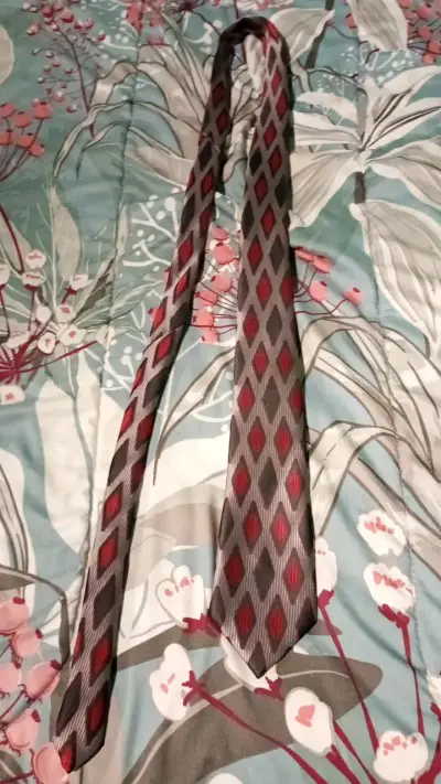 Corbata de seda gris con diseño geométrico - miniatura 1