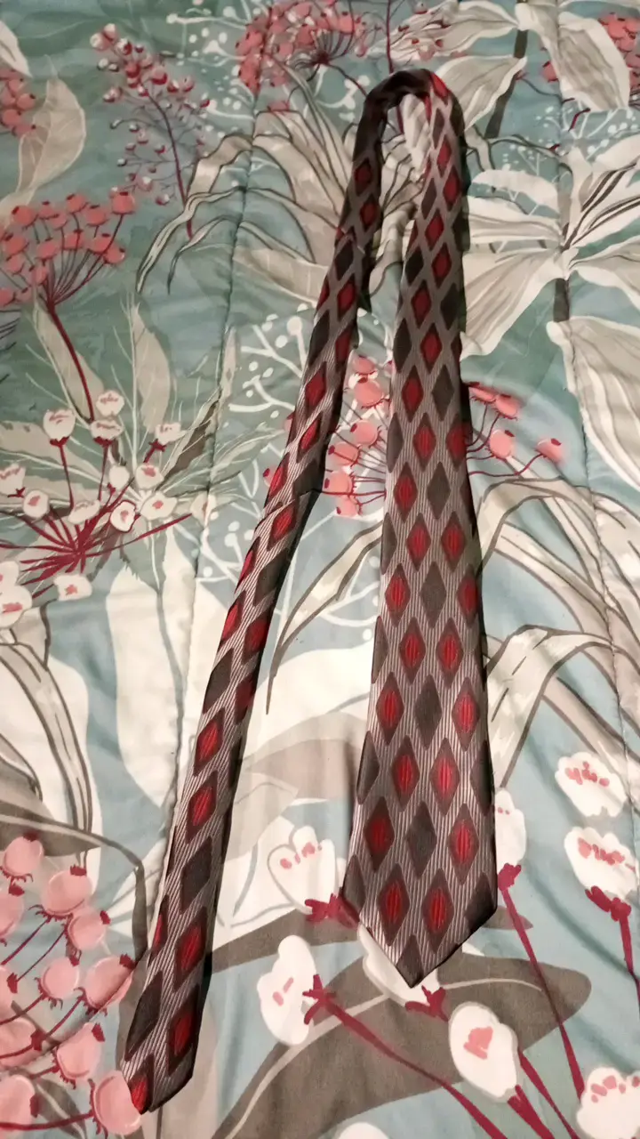 Corbata de seda gris con diseño geométrico - 2
