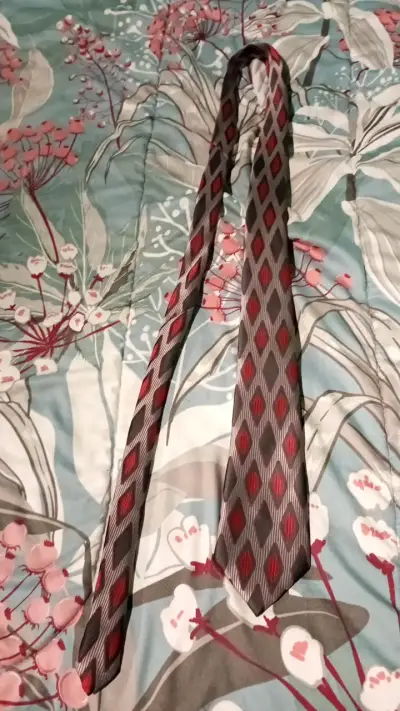 Corbata de seda gris con diseño geométrico - miniatura 2