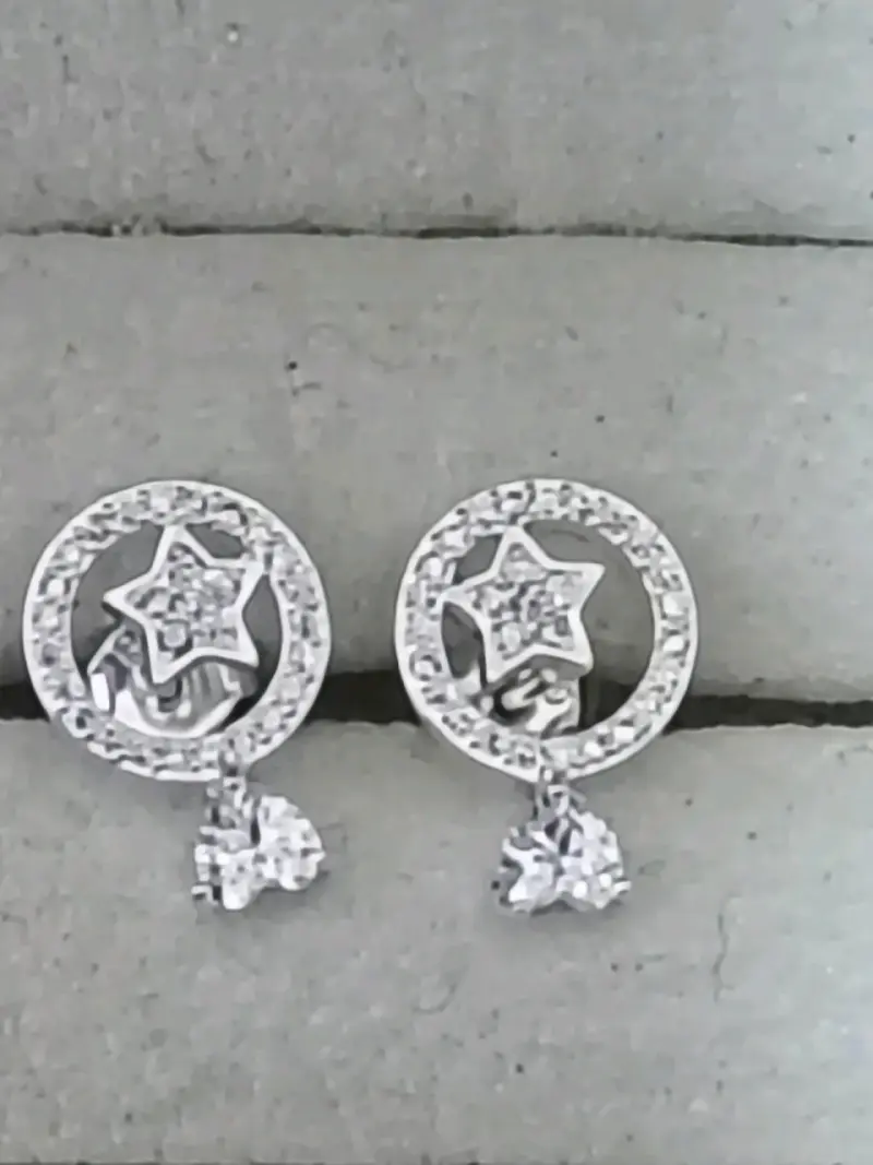 Aros de plata con diseño de estrella y cristal