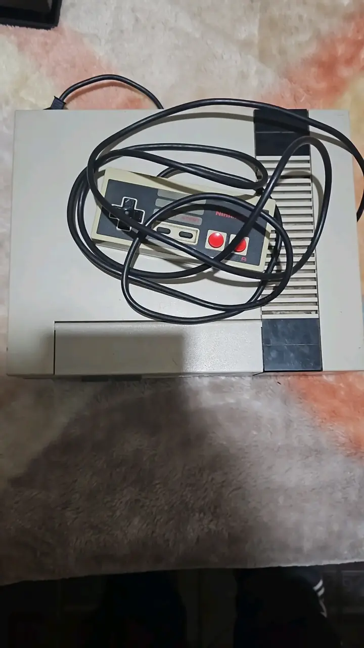 Consola Nintendo NES clásica con control - 1
