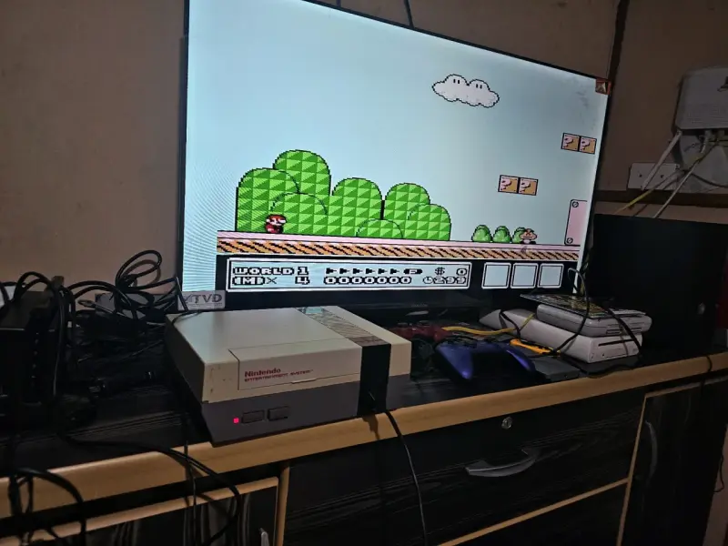 Consola Nintendo NES clásica con control - 2