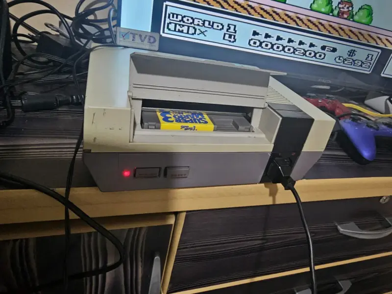 Consola Nintendo NES clásica con control - 3
