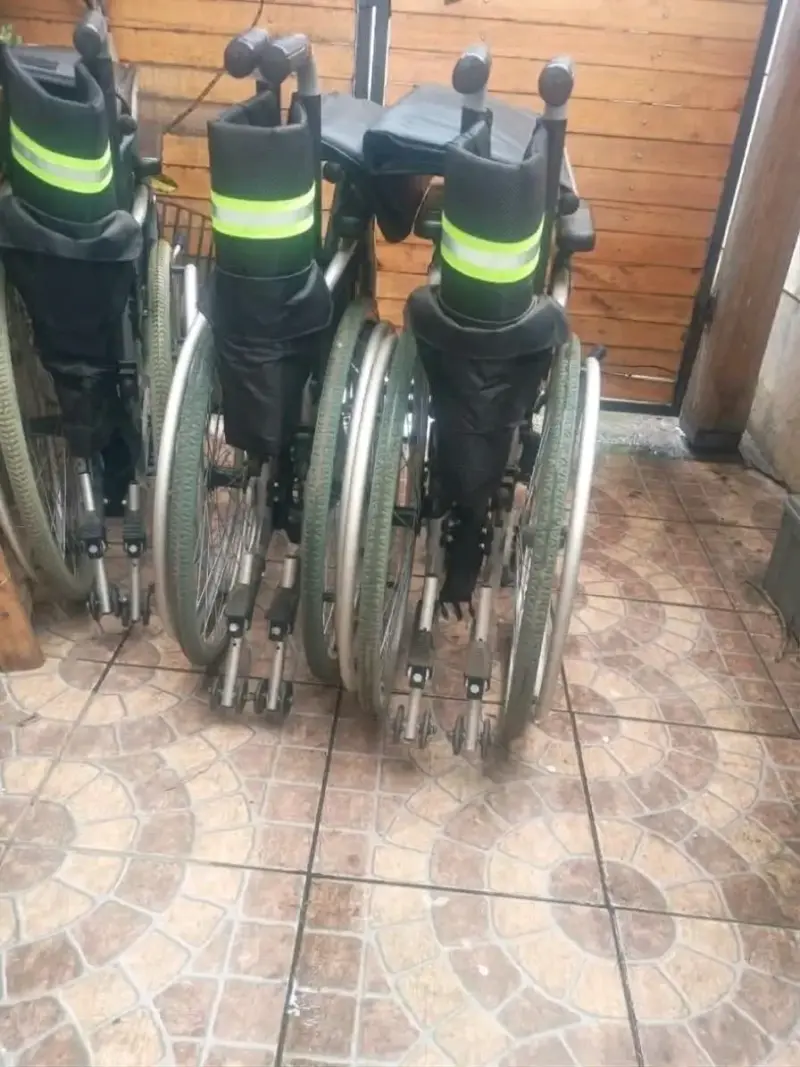 Silla de Ruedas Plegable SARM en Buen Estado - 2