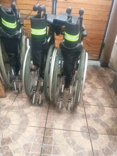 Silla de Ruedas Plegable SARM en Buen Estado - miniatura 2