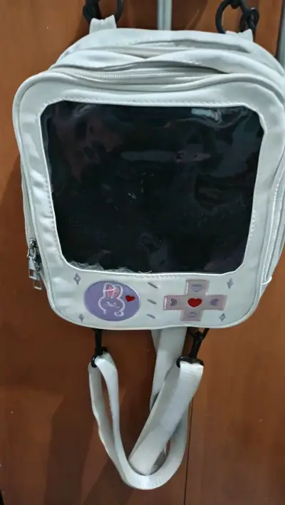 Mochila blanca con diseño de consola retro - miniatura 1