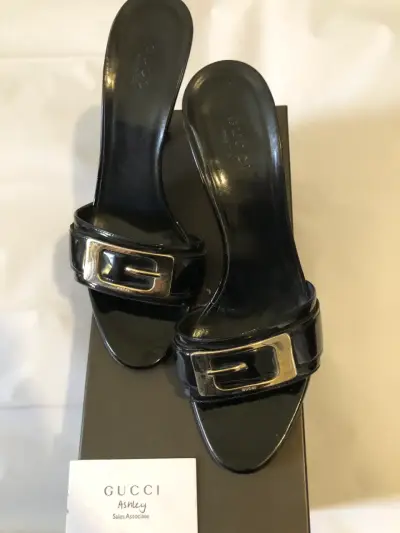 Sandalias negras Gucci con hebilla metálica - miniatura 1