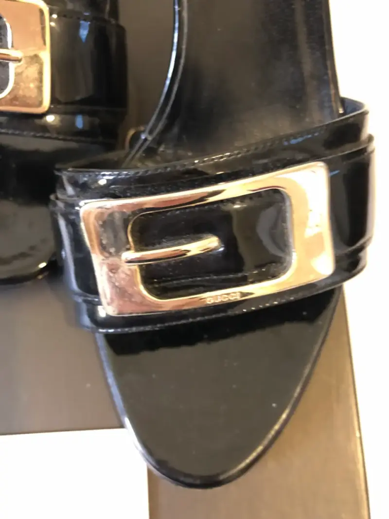 Sandalias negras Gucci con hebilla metálica - 2