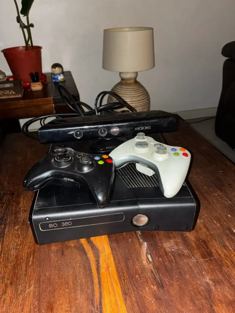 Consola Xbox 360 con Kinect y dos controles