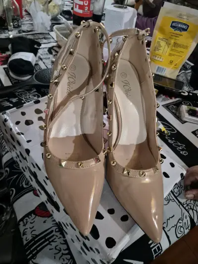 Zapatos de tacón nude con tachas doradas - miniatura 1