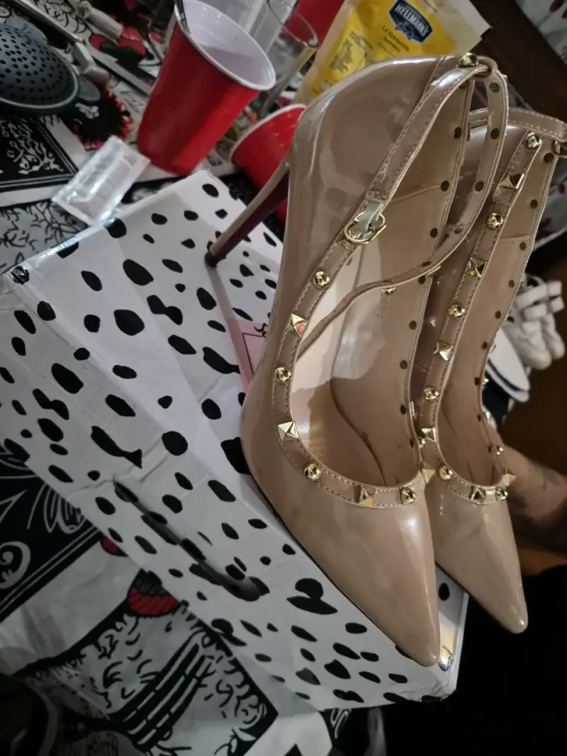 Zapatos de tacón nude con tachas doradas - 2