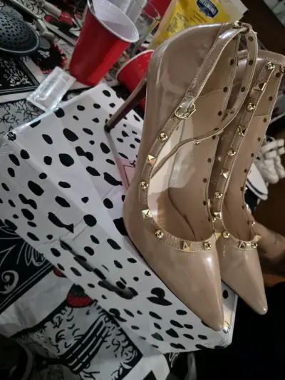 Zapatos de tacón nude con tachas doradas - miniatura 3